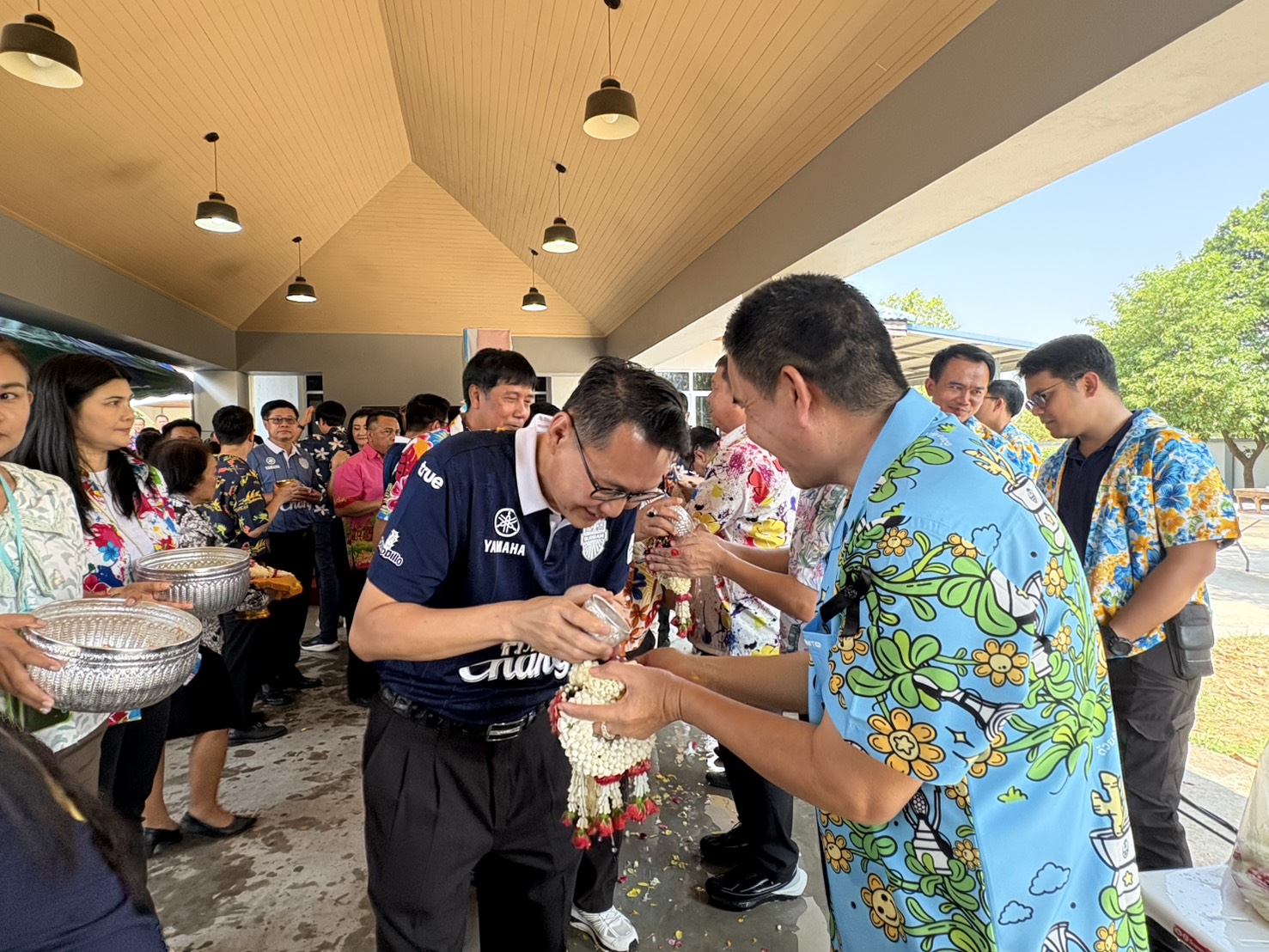 title - วันศุกร์ที่ 10 เมษายน 2569 นายประเสริฐ กาญจนเกียรติกุล ปฏิรูปที่ดินจังหวัดบุรีรัมย์ พร้อมด้วยเจ้าหน้าที่ ส.ป.ก.บุรีรัมย์ ร่วมพิธีสรงน้ำพระและพิธีรดน้ำดำหัวขอพรผู้ว่าราชการจังหวัดบุรีรัมย์เนื่องในประเพณีสงกรานต์ วันขึ้นปีใหม่ไทย ประจำปี 2569